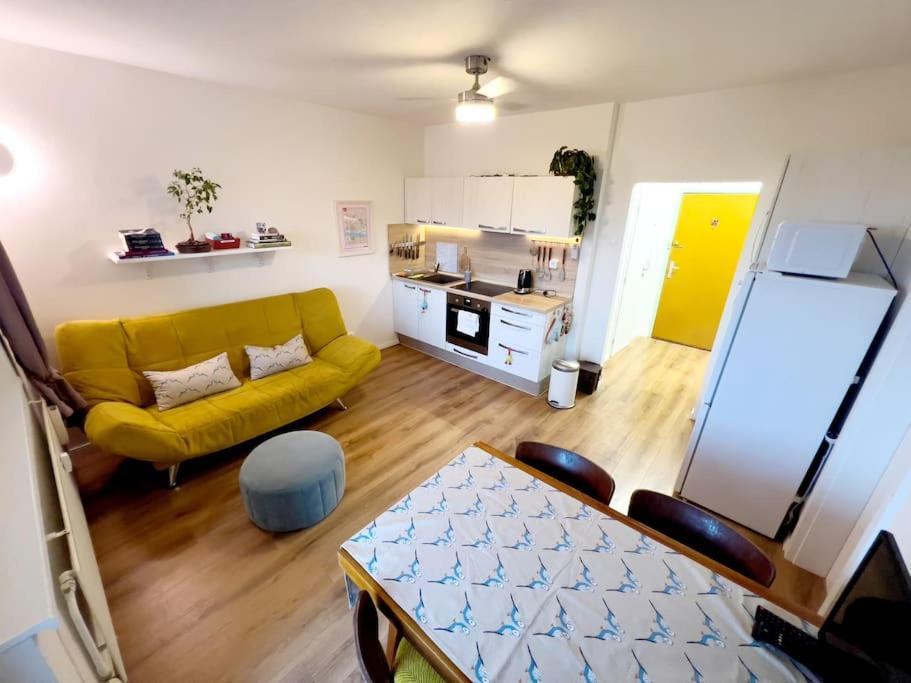 Yellow Sofa Μπρατισλάβα Εξωτερικό φωτογραφία